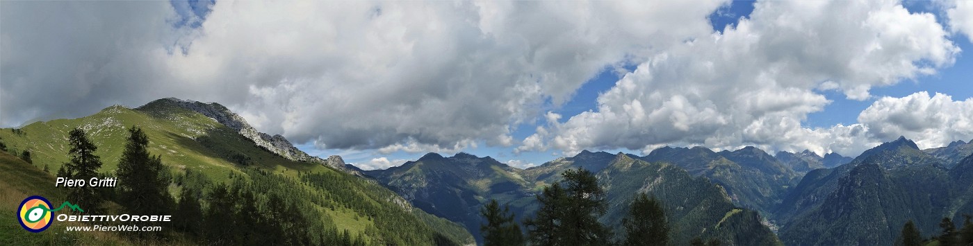 53 Dal Passo di Monte Colle vista panoramica verso le alte cime orobiche di Val Brembana.jpg